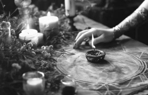 Velas encendidas durante un ritual de endulzamiento