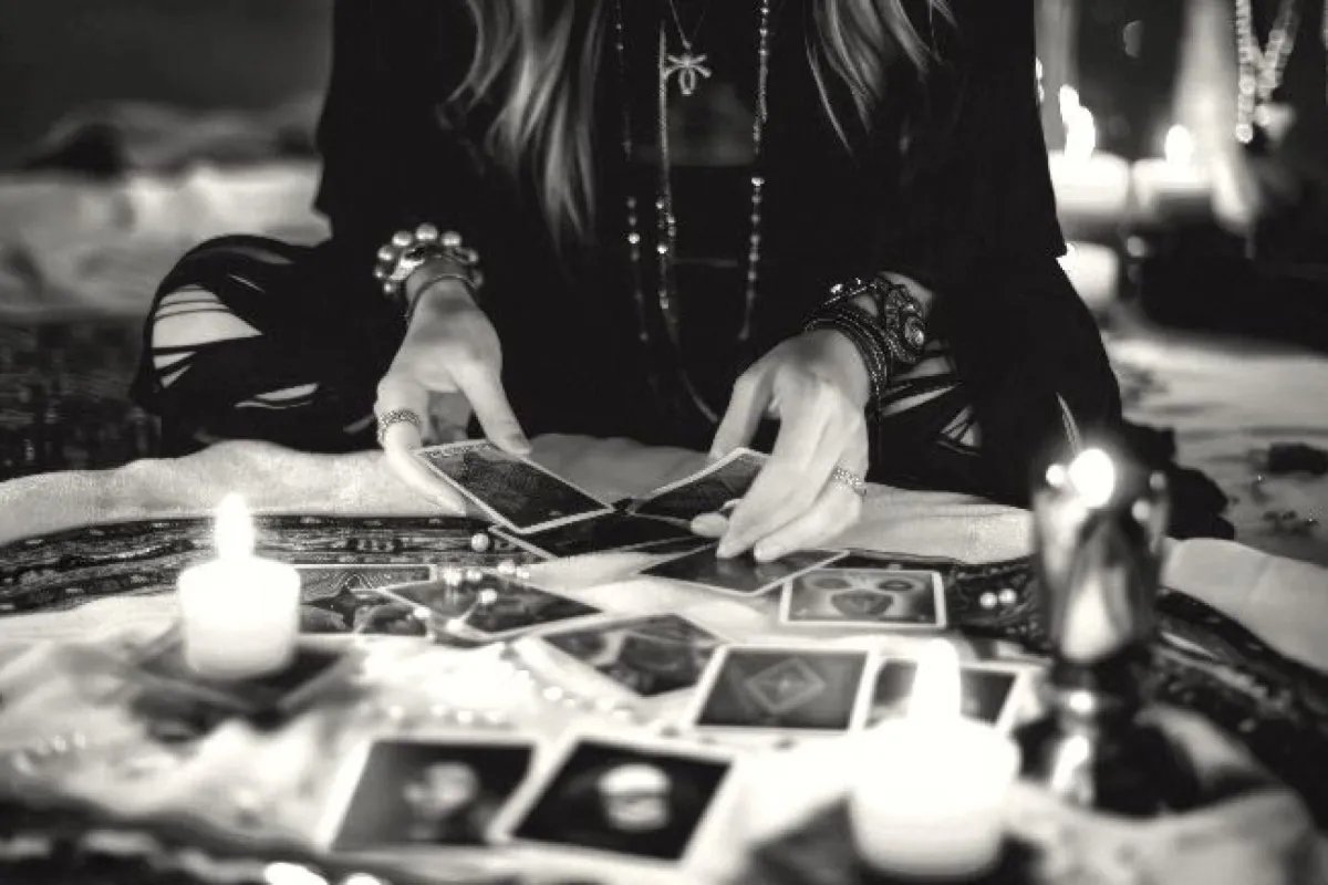 Cartas del tarot y velas sobre una mesa