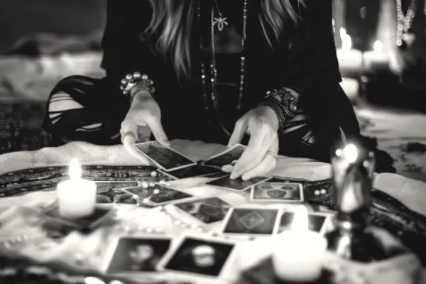 Cartas del tarot y velas sobre una mesa